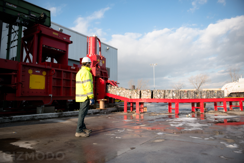 Illustration for article titled A Tour of the Largest Commingled Recycling Plant in the U.S.